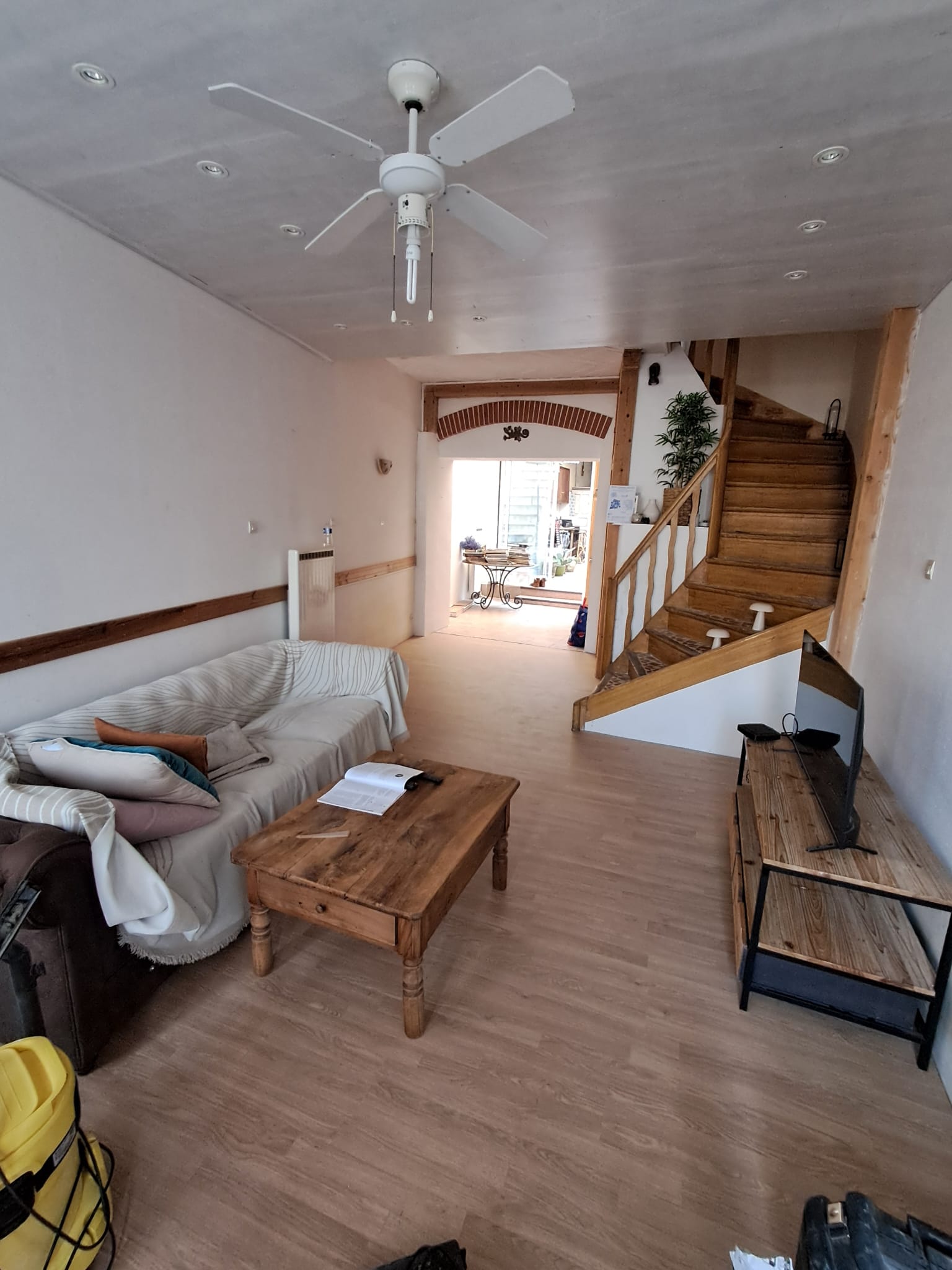 Salon plafond bois naturel — Pyrénées-Orientales
