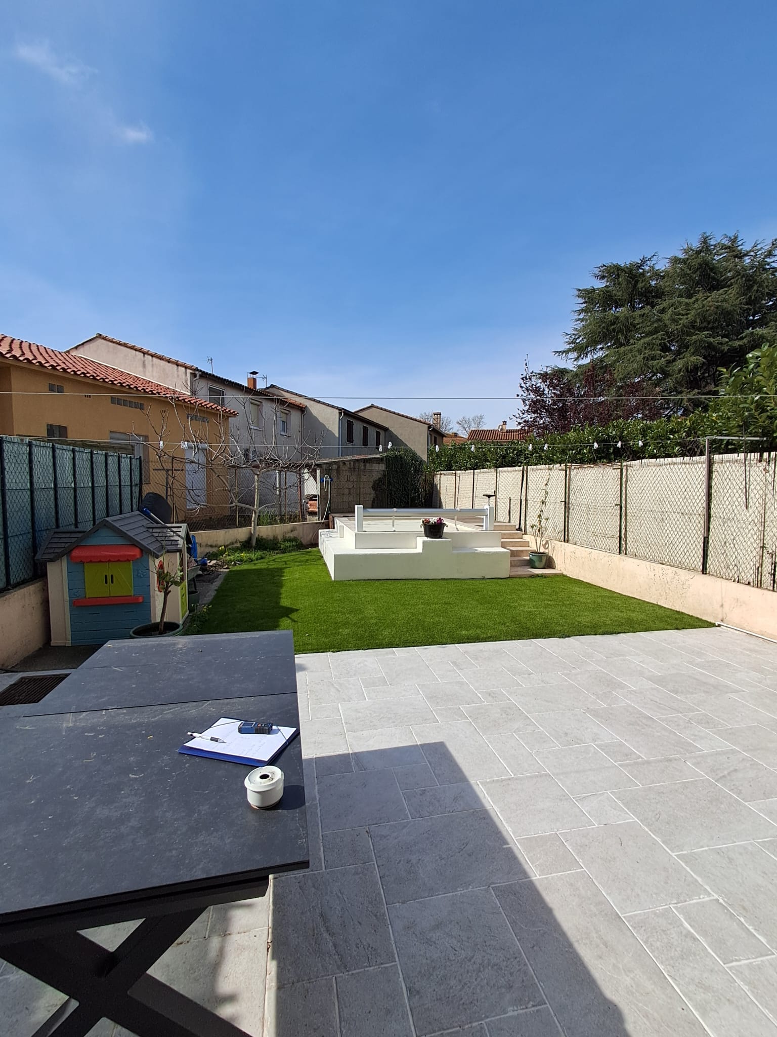 Terrasse carrelée jardin gazon — Pyrénées-Orientales