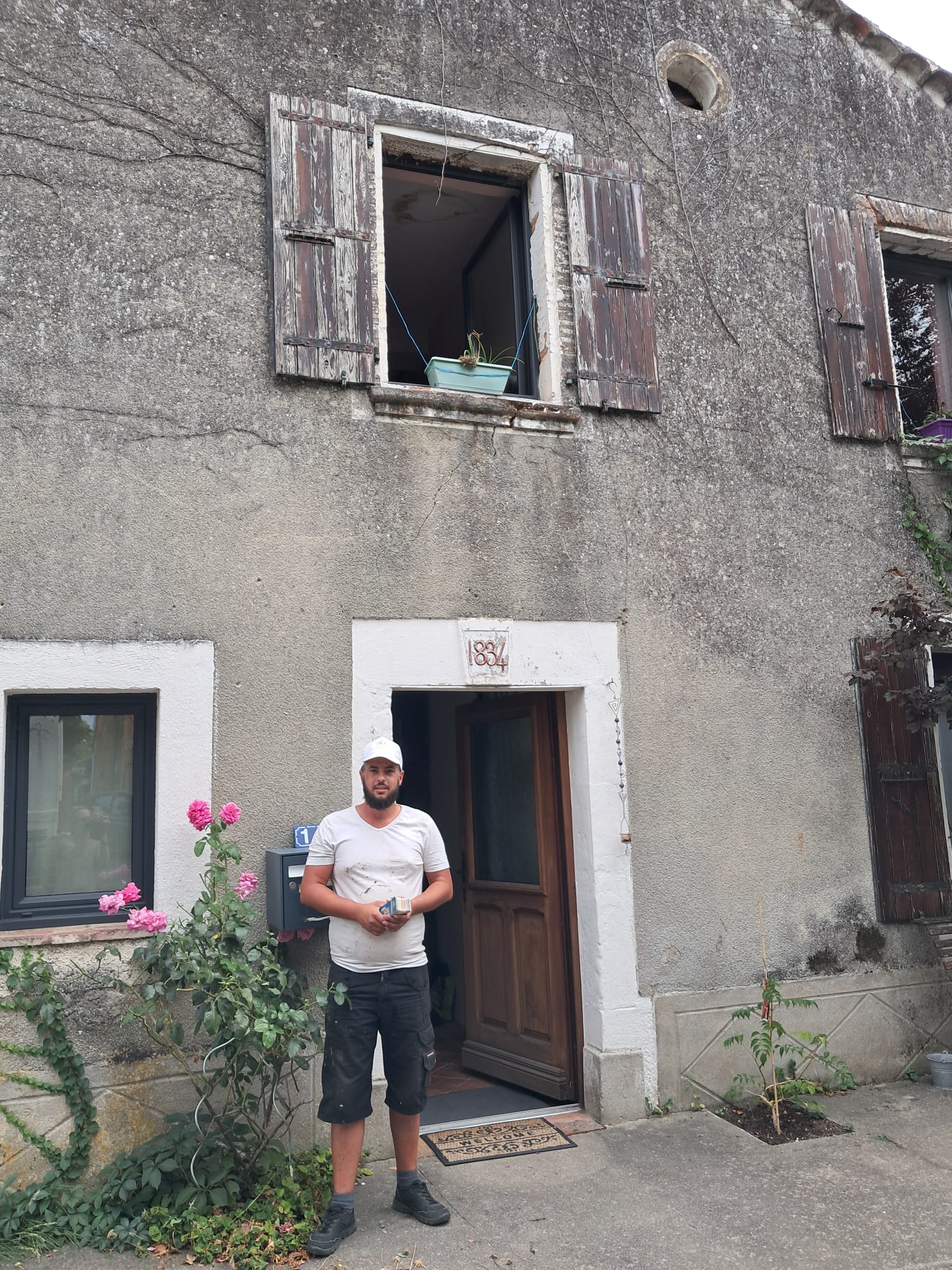 Toiture neuve au soleil levant — Pyrénées-Orientales